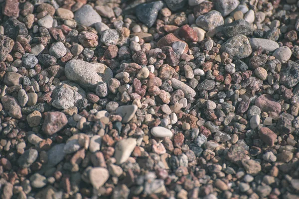 นหล งของก อนห นบนชายหาดในเวลากลางว — ภาพถ่ายสต็อก