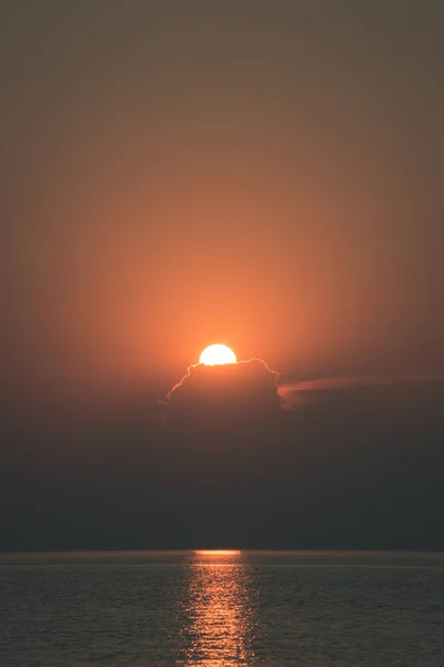Puesta Sol Color Naranja Dramático Sobre Mar Tranquilo Verano Con — Foto de Stock