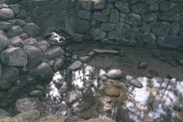 大まかな岩壁と水の水たまり — ストック写真
