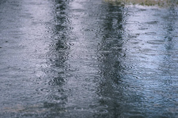 Zbliżenie Deszcz Spada Powierzchni Wody Jeziora — Zdjęcie stockowe