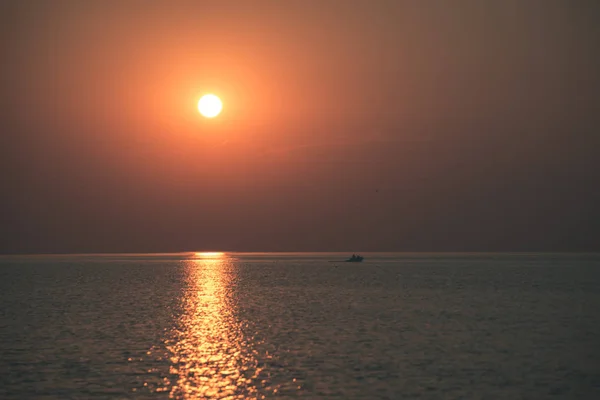 Schöner Sonnenuntergang Über Ruhiger Meerwasseroberfläche — Stockfoto
