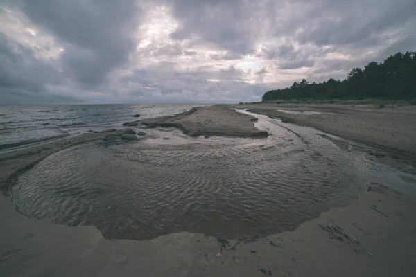 Nubes Oscuras Tormentosas Que Forman Sobre Costa Del Mar —  Fotos de Stock