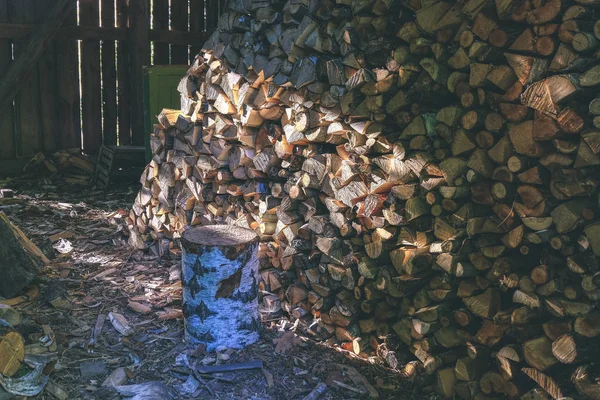 カット木の杭を暖炉の燃焼のための田園地帯でログに記録します — ストック写真