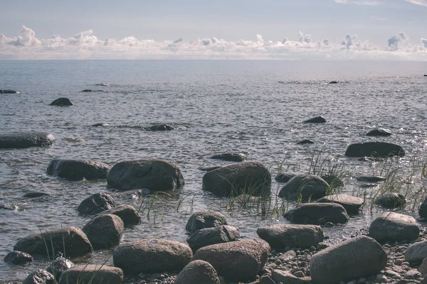 Ruwe Rotsen Aan Zee Strand Zonnige Dag — Stockfoto