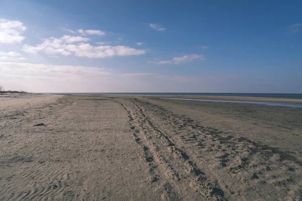 空旷的海滨海滩 沙丘和美丽的天空 — 图库照片