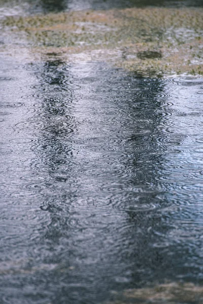 Zbliżenie Deszcz Spada Powierzchni Wody Jeziora — Zdjęcie stockowe