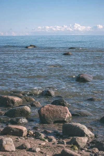 晴れた日の海ビーチに荒い石 — ストック写真