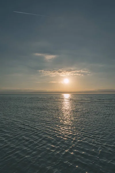 Farbenfroher Sonnenuntergang Über Dem Meer Mit Hellen Farben Und Dramatischen — Stockfoto