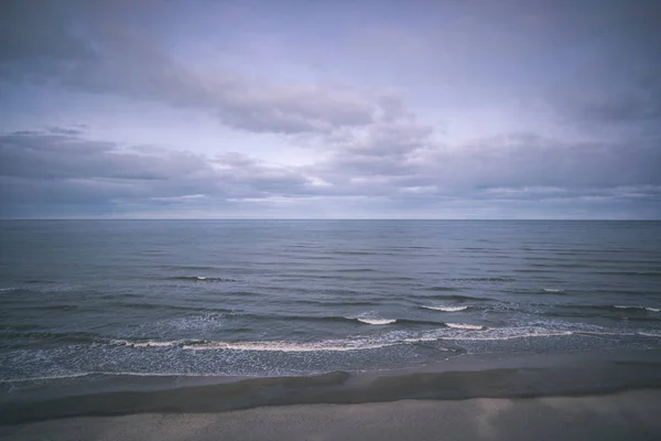 Nuvens Tempestuosas Sobre Mar Escuro Água Calma — Fotografia de Stock