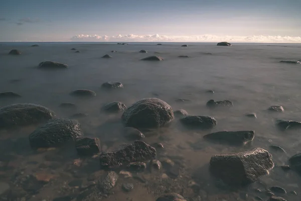Μεγάλα Άγρια Βράχια Στο Νερό Της Θάλασσας Κάτω Από Γαλάζιο — Φωτογραφία Αρχείου