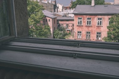 güneşli bir günde şehirde bina eski püskü pembe görünümünü