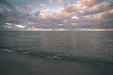 gün batımında boş güzel deniz plaj