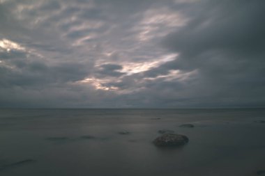 fırtınalı karanlık bulutlar deniz sahil üzerinde şekillendirme