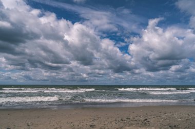 boş deniz plaj kum tepeleri ve güzel gökyüzü