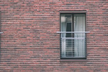 kırmızı tuğla duvar cephe üzerinde modern pencere