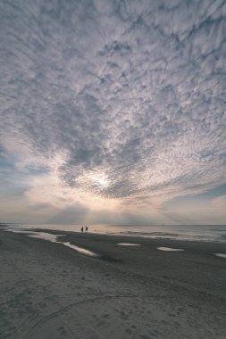 sakin deniz su üzerinde gün batımında güzel cennet