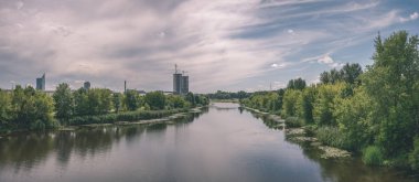 nehir Daugava ve Riga su yaz aylarında şehirden panoramik manzaralı