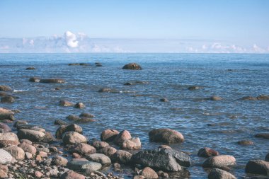 güneşli bir gün Beach'te deniz sert kayalarda