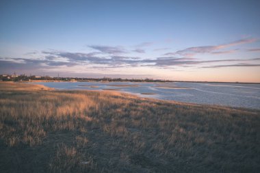 dramatik kırmızı turuncu sakin deniz üzerine yaz aylarında günbatımı renkli