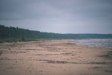 fırtınalı karanlık bulutlar deniz sahil üzerinde şekillendirme