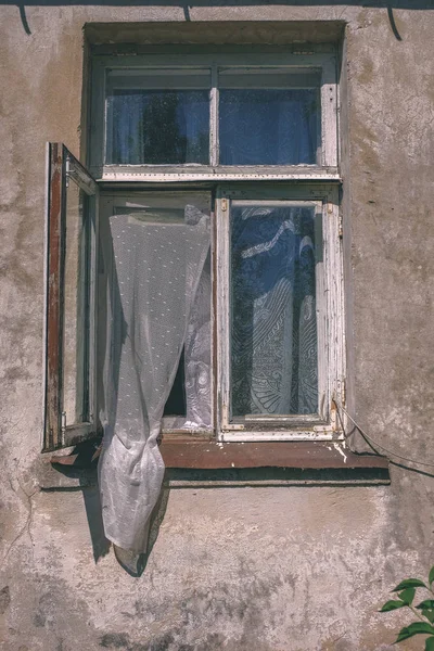 Ventana Mala Calidad Vieja Casa Con Cortina Sucia — Foto de Stock