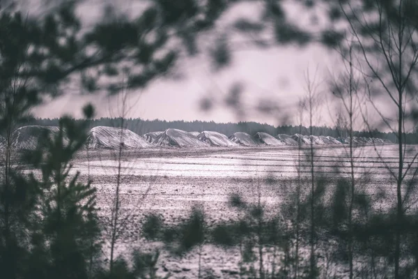 Εξοχικό Τοπίο Του Χιονιού Που Καλύπτει Πεδία Χειμώνα Κάτω Από — Φωτογραφία Αρχείου