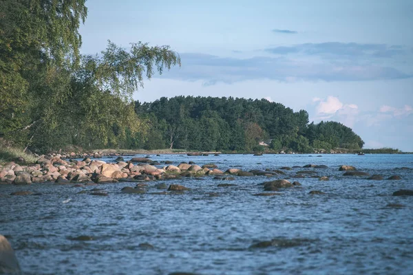 Grova Stenar Stranden Soliga Dag — Stockfoto