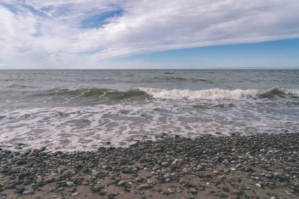 Άδειο Βότσαλα Στη Θάλασσα Κάτω Από Όμορφο Συννεφιασμένο Ουρανό — Φωτογραφία Αρχείου