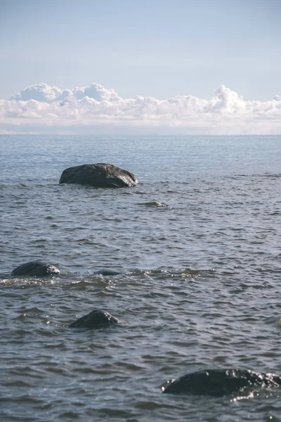 Roches Dans Eau Mer Sous Ciel Nuageux — Photo