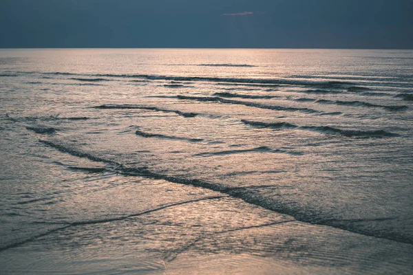 バルト海の波状水に沈む夕日 — ストック写真