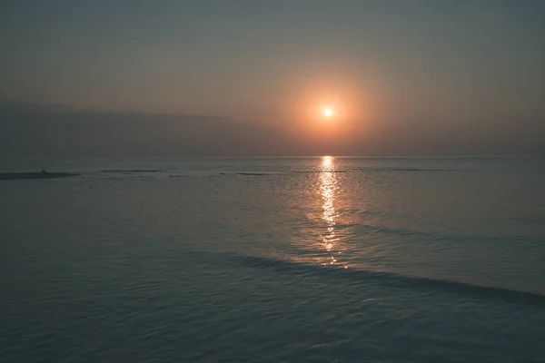 Hermoso Atardecer Sobre Superficie Tranquila Del Agua Mar — Foto de Stock