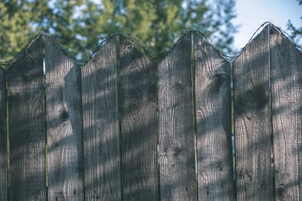 Alter Holzzaun Sommer Mit Grünem Laub — Stockfoto