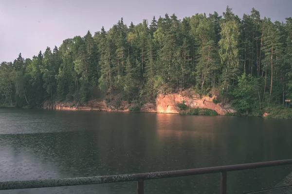 Пісковика Скелі Березі Річки Amata Зелені Ліси Латвія — стокове фото