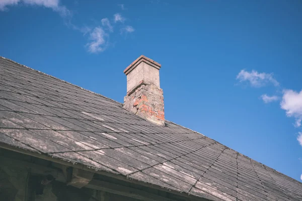 mavi gökyüzü arka plan üzerinde baca ile ülke ev çatı üst