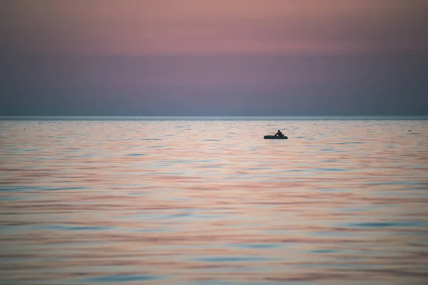 Kleurrijke Zonsondergang Kalme Zee Met Heldere Kleuren Visser Boot Achtergrond — Stockfoto