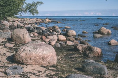 güneşli bir gün Beach'te deniz sert kayalarda