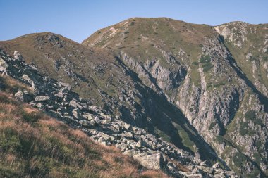 görünümü güzel kayalık Tatra Dağları yaz altında mavi gökyüzü, Slovakya