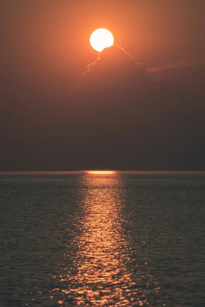 Dramatische Oranje Gekleurde Zonsondergang Kalme Zee Zomer Met Dramatische Hemel — Stockfoto