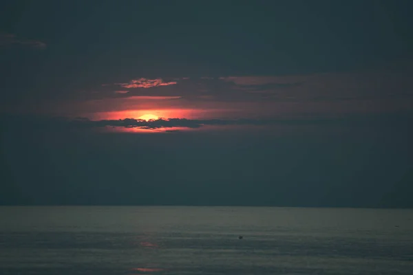 Krásný Cloudscape Při Západu Slunce Nad Klidné Mořské Vody — Stock fotografie