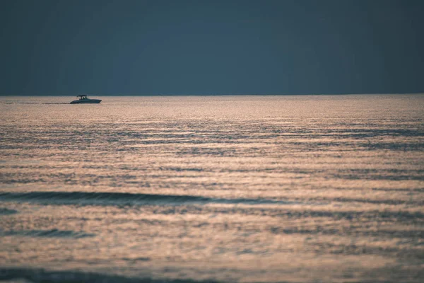 Красивий Спокійний Морський Пейзаж Під Чистим Небом Заході Сонця — стокове фото