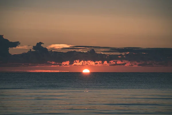 Pôr Sol Colorido Sobre Mar Com Céu Dramático — Fotografia de Stock