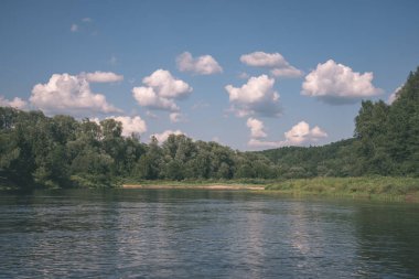 nehir, Amata Letonya ile kumtaşı kayalıklarla, yeşil yapraklar yaz aylarında su akışı