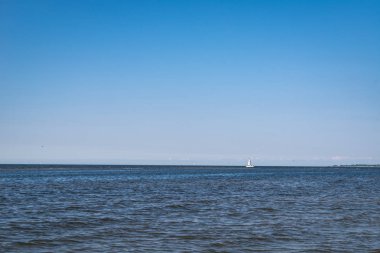 deniz yüzeyi arka plan üzerinde yat ile mavi gökyüzü altında sakin