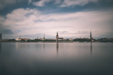 panoramik nehir Daugava ve Riga şehrin su, Letonya