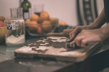 Erkek mutfak yapma Gingerbread çerezleri eller