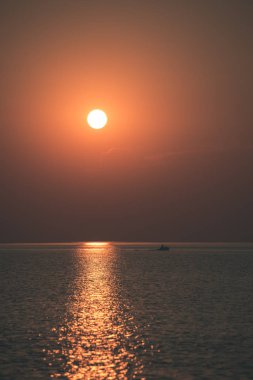 sakin deniz su yüzeyi üzerinde güzel gün batımı