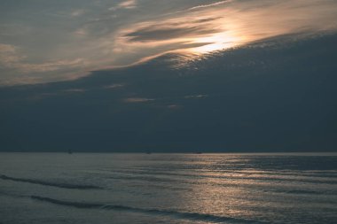 gün batımında açık gökyüzü altında güzel sakin deniz manzarası