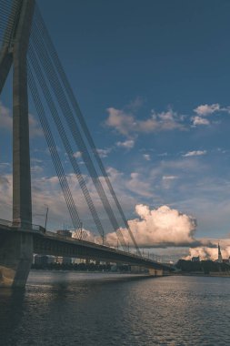 panoramik nehir Daugava ve kablo Köprüsü ile su sakin yaz, Riga, Letonya