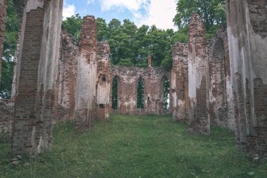 Yaz aylarında eski antik eski püskü kilise kalıntıları