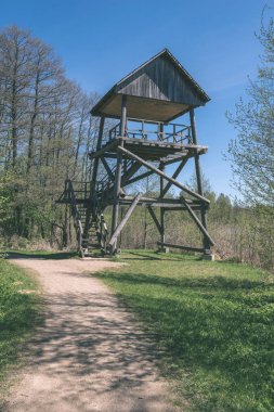 Yaz kırsalında ahşap kuleye bakış